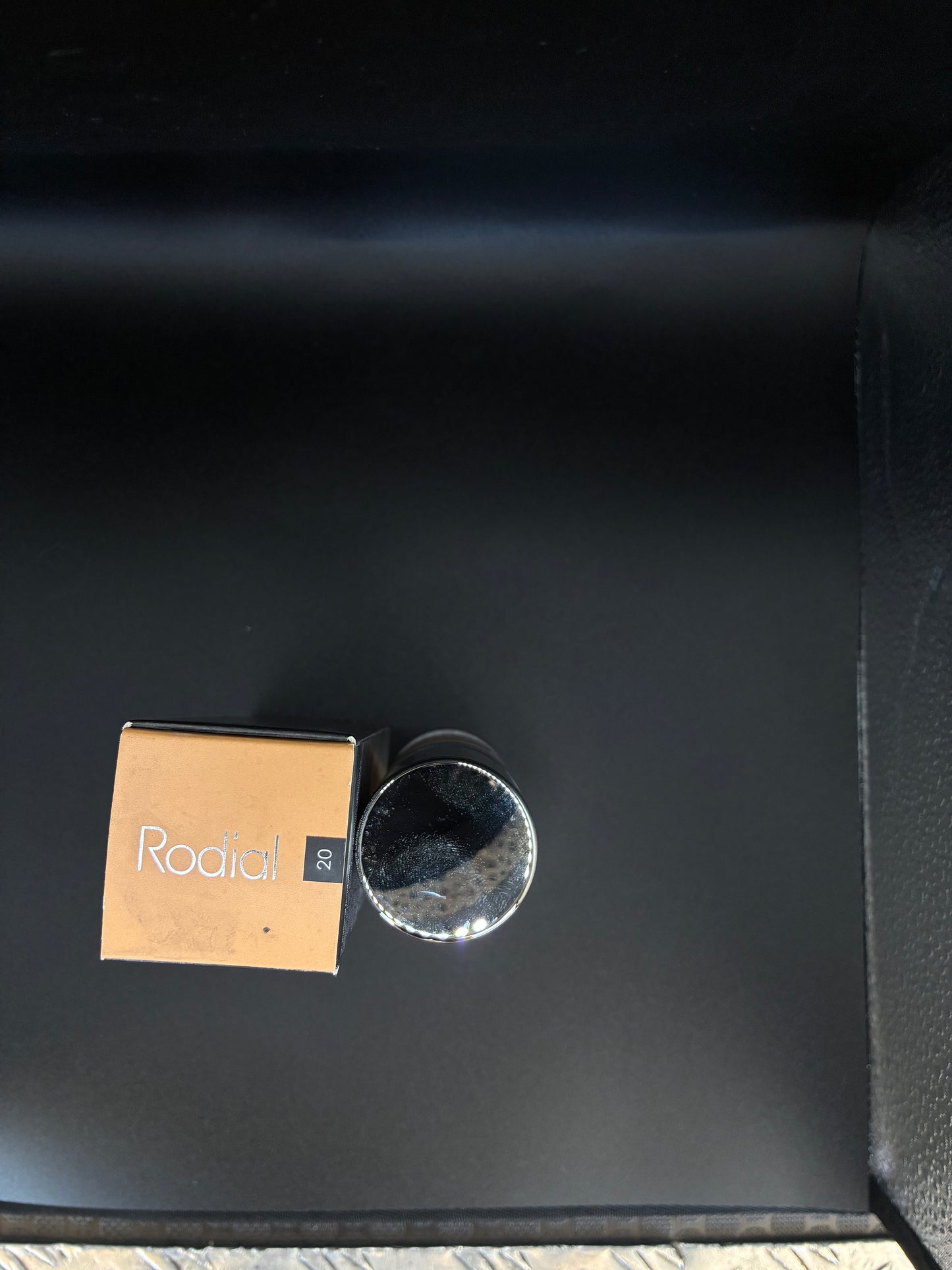 Rodial Diamond Foundation 30 ml Tonalità 20
